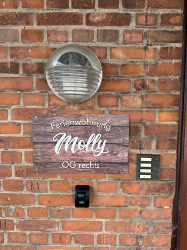 a sign on the side of a brick wall at Ferienwohnung Molly in Brunsbüttel