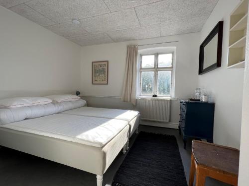 Sejerby的住宿－Sejerø Vandrehjem，一间卧室设有一张床和一个窗口