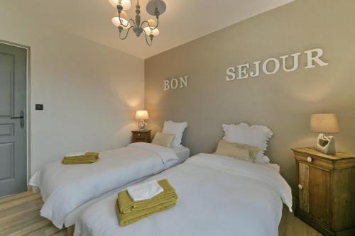 Una cama o camas en una habitación de Le Cotentin - Joli appt 2 chambres à Carentan