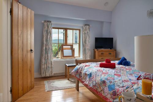 a bedroom with a bed and a window at Finest Retreats - Buzzards View in Eglwys-Fâch