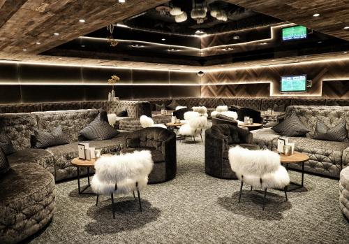 a waiting room with couches and tables and white chairs at Wellness & Naturresort Reischlhof in Wegscheid