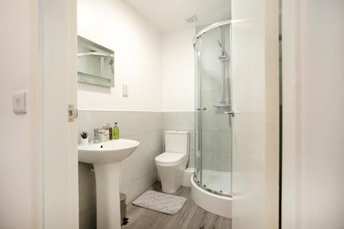 a bathroom with a sink and a toilet and a shower at Spacious 2 BR Apartments - 5 mins from QMC, Universities and City Centre! in Nottingham