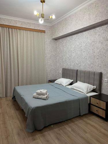 een slaapkamer met 2 bedden en handdoeken bij Apartment Tskaltubo in Tsqaltubo