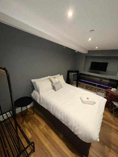 1 dormitorio con 1 cama blanca grande en una habitación en Cosy Double Bed With Fire Place, en Edimburgo