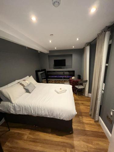 1 dormitorio con 1 cama grande y TV en Cosy Double Bed With Fire Place, en Edimburgo