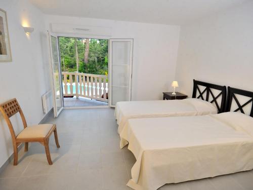 deux lits dans une chambre avec balcon dans l'établissement Villa in Lacanau-Océan with Private Pool, à Lacanau