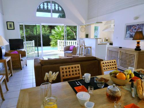 un salon avec un canapé et une table dans l'établissement Villa near Lacanau-Océan with Private Pool, à Lacanau