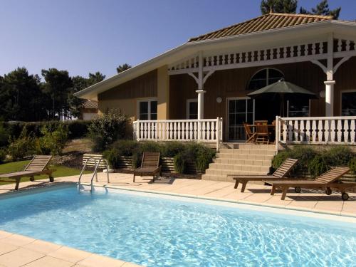 une maison avec une piscine devant une maison dans l'établissement Villa near Lacanau-Océan with Private Pool, à Lacanau
