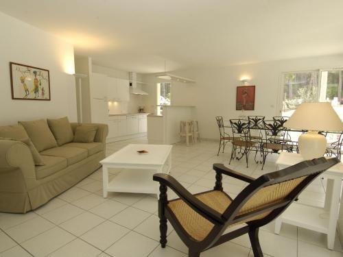 un salon avec un canapé et une table dans l'établissement Villa in Aquitaine with Private Pool & Beach, à Lacanau-Océan