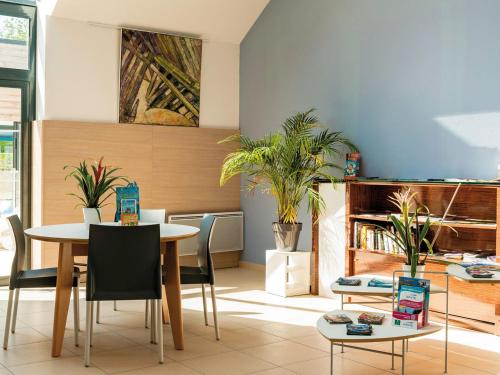 Χώρος καθιστικού στο House in France for a Relaxing Getaway