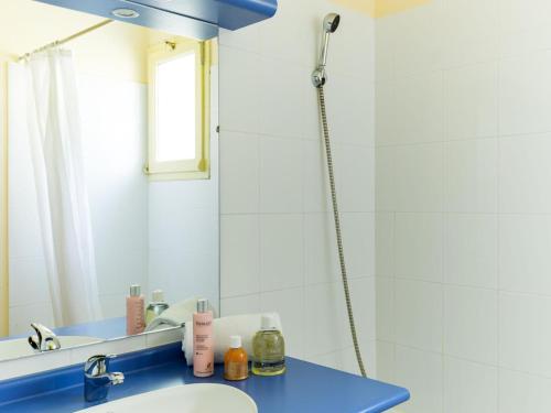 une salle de bain avec un lavabo bleu et une douche dans l'établissement Provencal-style maisonette with communal pool, à Gaujac