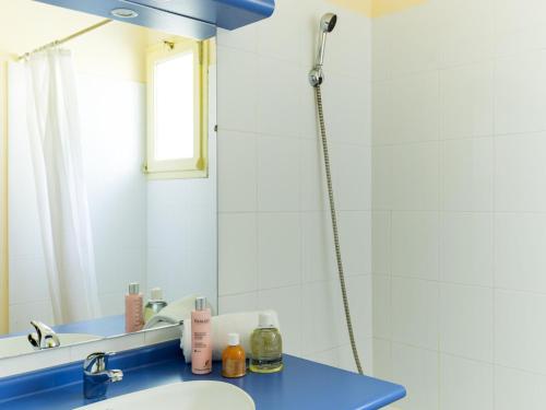 y baño con ducha, lavabo y espejo. en Air-conditioned maisonette near the center of Gaujac in the Gard, en Gaujac