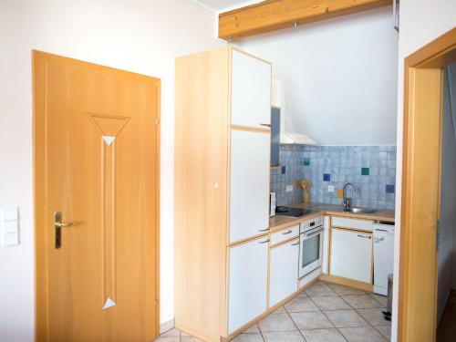 Кухня або міні-кухня у Cosy apartment in Arnoldstein with parking lot