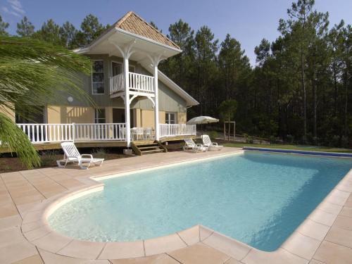 une maison avec une piscine devant une maison dans l'établissement Villa near Lacanau-Océan with Private Pool, à Lacanau-Océan