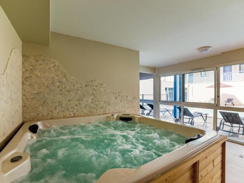 une baignoire jacuzzi dans une chambre avec vue dans l'établissement Apartment in Biscarosse near Sandy Beach, à Biscarrosse