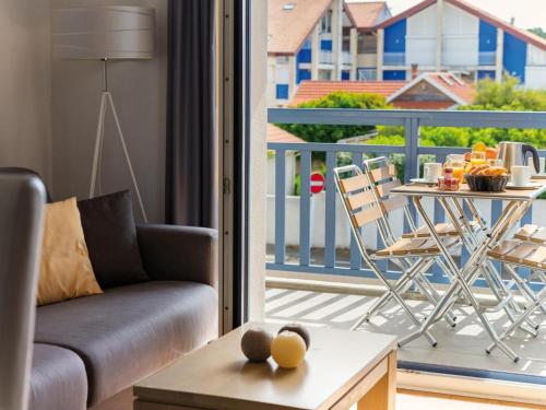 - un salon avec un canapé et une table sur un balcon dans l'établissement Apartment in Biscarosse near Sandy Beach, à Biscarrosse