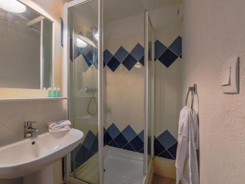 een badkamer met een douche en een wastafel bij Comfortable apartment with dishwasher 2 km away from the sea in Le Barcarès
