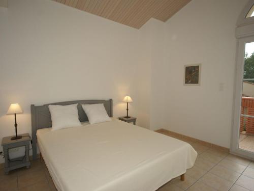 Tempat tidur dalam kamar di Detached villa with barbecue, located in the Pyrenees