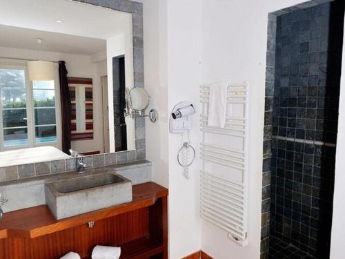une salle de bain avec un lavabo et un miroir dans l'établissement Villa in Cavalaire with Private Pool, à Cavalaire-sur-Mer