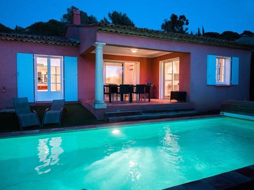 une piscine devant une maison dans l'établissement Villa in Cavalaire with Private Pool, à Cavalaire-sur-Mer