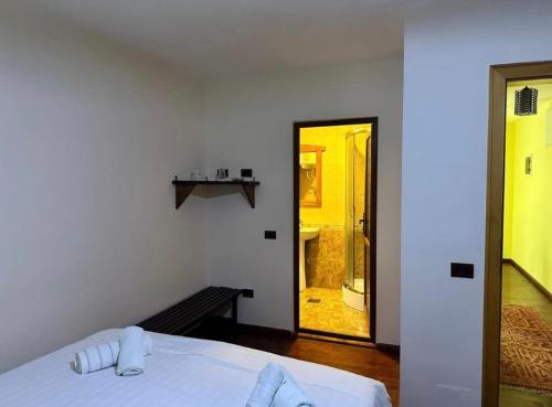 - une chambre avec un lit blanc et une salle de bains dans l'établissement Residence: Quku i Valbones, à Valbonë