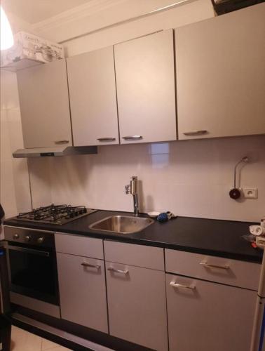 una cucina con lavandino e piano cottura di Appartement Boekidan/Al houceima 