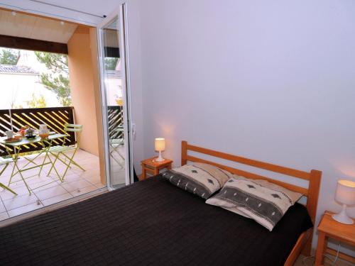 une chambre avec un lit et un balcon dans l'établissement Apartment in Carcans near Sandy Beach, à Carcans