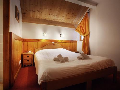 um quarto com uma cama com duas almofadas em Apartment on the slopes in the big ski area Grandes Rousses em Oz