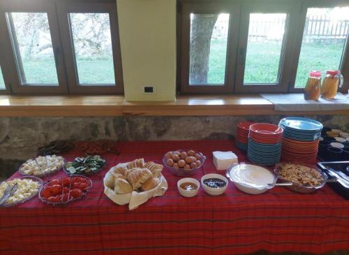 una mesa con comida y platos de comida en ella en Residence: Quku i Valbones en Valbonë