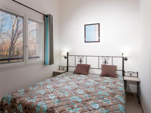 Schlafzimmer mit einem Bett und einem Fenster in der Unterkunft Spacious holiday home with dishwasher and AC, in the Luberon in LʼIsle-sur-la-Sorgue