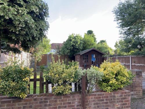 Jardín al aire libre en Pass the Keys Cosy Studio Flat Close To Bexleyheath Centre