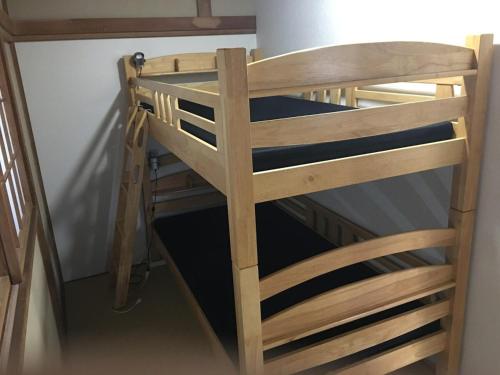 drewnianym łóżkiem piętrowym w pokoju w obiekcie Umimachi Seikatsu Koshigoe Minatokan - Vacation STAY 55291v w mieście Kamakura