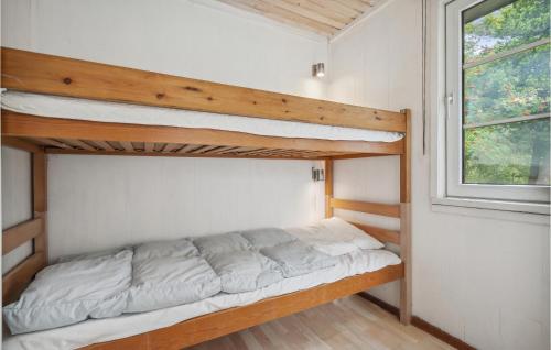 BolilmarkにあるLovely Home In Rm With Wifiの窓付きの小さな部屋の二段ベッド1台分です。