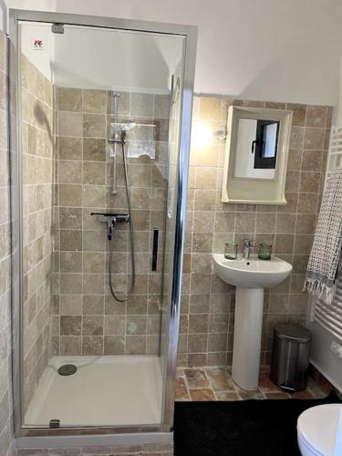 une salle de bain avec douche et lavabo dans l'établissement Au cabanon, à Pourrières