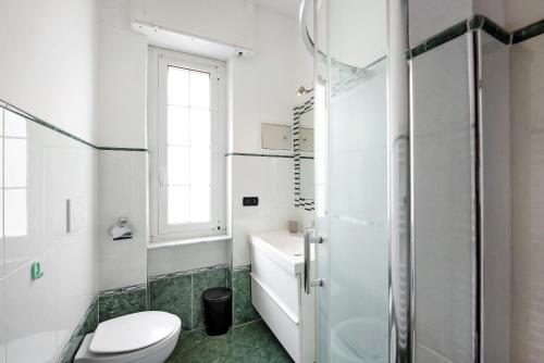 ein Bad mit einem WC und einer Dusche in der Unterkunft Apartment Aquarium Principe in Genua