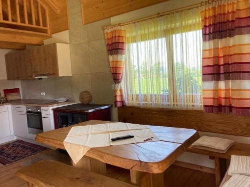 una cucina con tavolo in legno in una camera di Gartenwohnung Hemma a Eberndorf