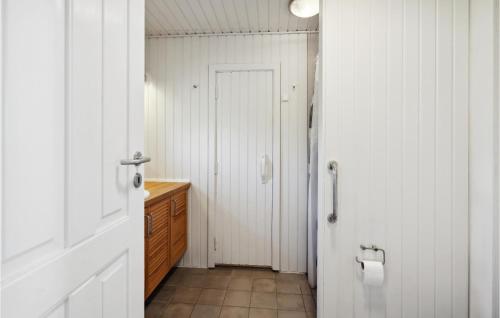 ein Badezimmer mit Waschbecken und WC-Papierspender in der Unterkunft Beautiful Home In Millinge With House Sea View in Millinge