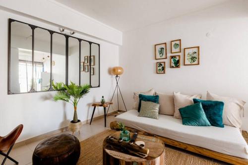sala de estar con sofá blanco y almohadas azules en Anna's Apartment Praia da Rocha en Portimão