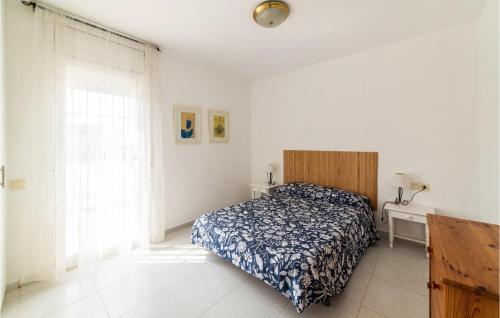 a bedroom with a bed and a window at Gorgeous Home In Roda De Bara With Kitchen in Roda de Bará