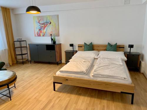 um quarto com uma cama grande num quarto em Ruhiges Apartment mit Terrasse im Zentrum St. Pölten em Sankt Pölten