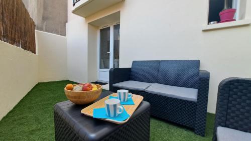 - une table avec un bol de fruits et des tasses dans l'établissement Le Nautilus, à Boulogne-sur-Mer