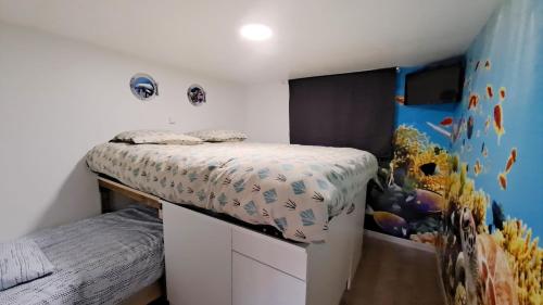 - une chambre avec des lits superposés et des lits jumeaux dans l'établissement Le Nautilus, à Boulogne-sur-Mer