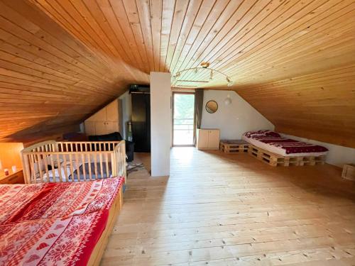 Habitación con 2 camas y techo de madera. en Remote Cabin in Nature, en Nova Vas