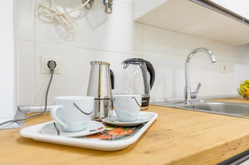 2 tasses sur un plateau sur un comptoir de cuisine dans l'établissement For You Rentals Acogedor y Espacioso Estudio en Madrid GJR6, à Madrid