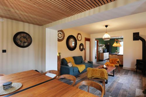 un salon avec un canapé bleu et une table dans l'établissement Granit'Home, à Gérardmer