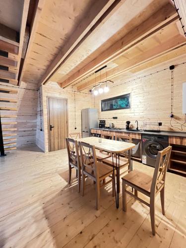 - une cuisine avec une table et des chaises dans la chambre dans l'établissement Collodi Cottages, à Tba