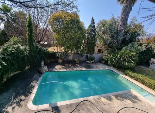 a swimming pool in the yard of a house at La Cordier in Kroonstad