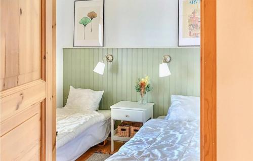 Spiegelreflexion eines Schlafzimmers mit 2 Betten in der Unterkunft Cozy Home In stra mtervik With Wifi in Östra Ämtervik