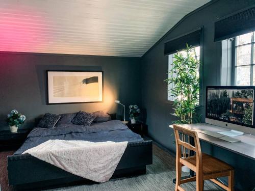 Postel nebo postele na pokoji v ubytování Solrik hytte med tilgang til brygge og stor hage