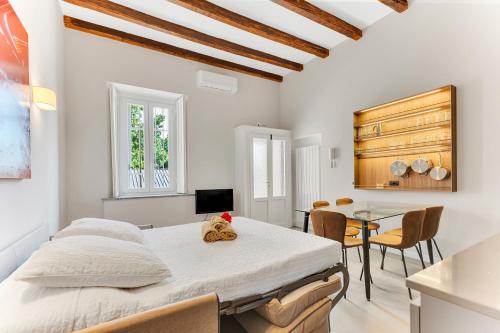 um quarto com uma cama e uma mesa com cadeiras em Alessia's Flat - Naviglio Grande 2 em Buccinasco